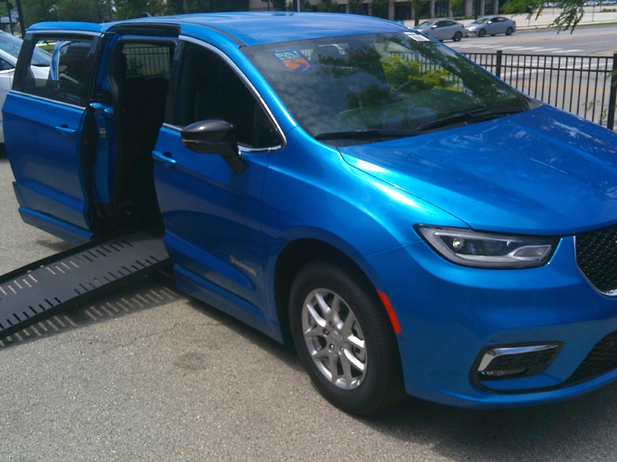2026 Chrysler Pacifica Select's photo