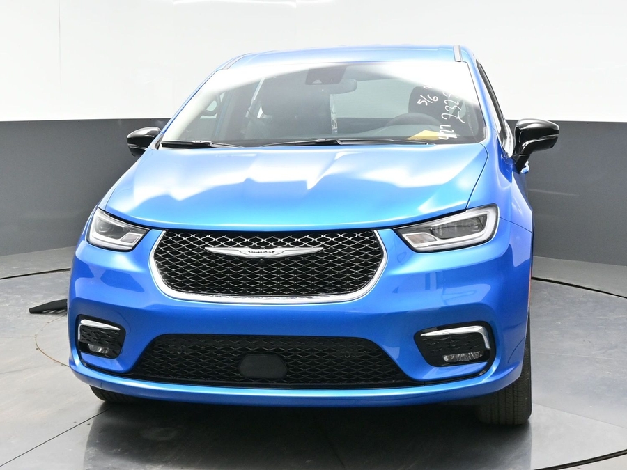 Blue Chrysler Pacifica image number 1