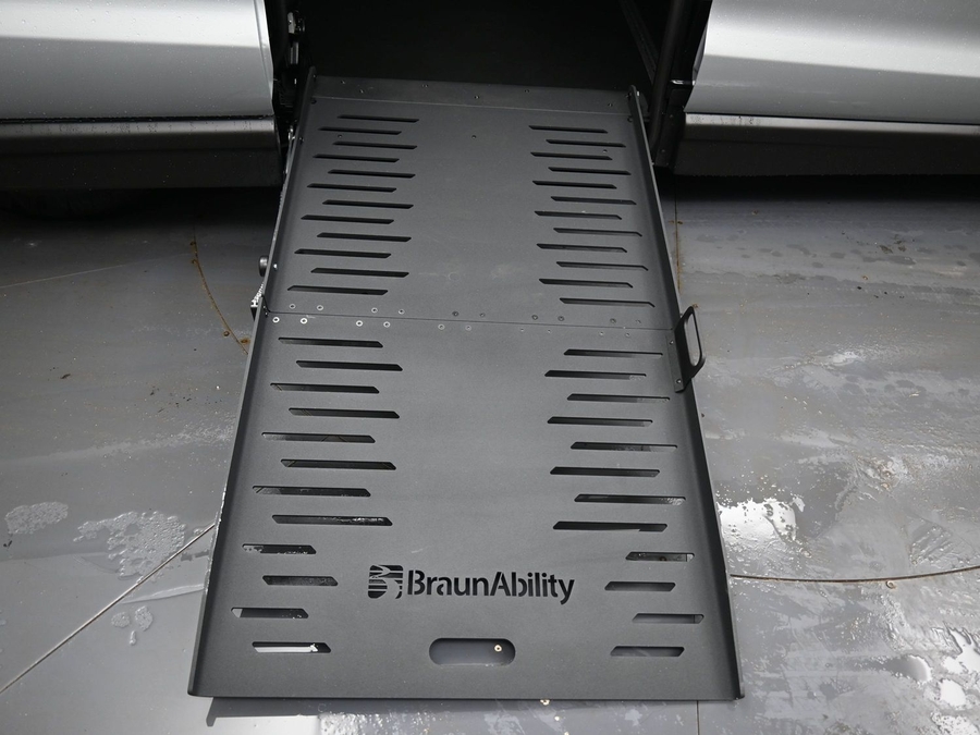 Silver Chrysler Voyager image number 9