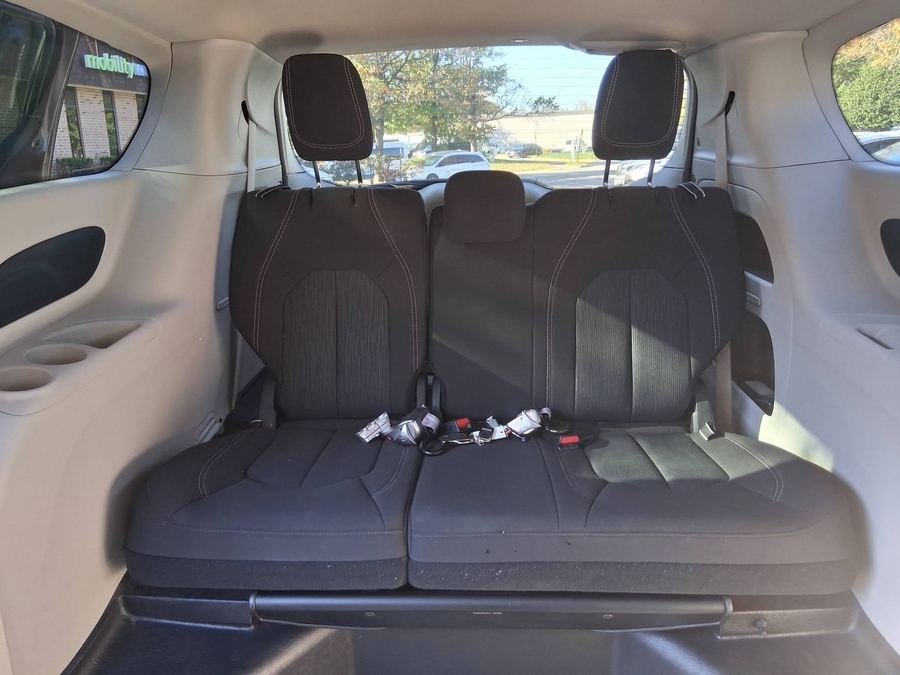  Chrysler Voyager image number 16