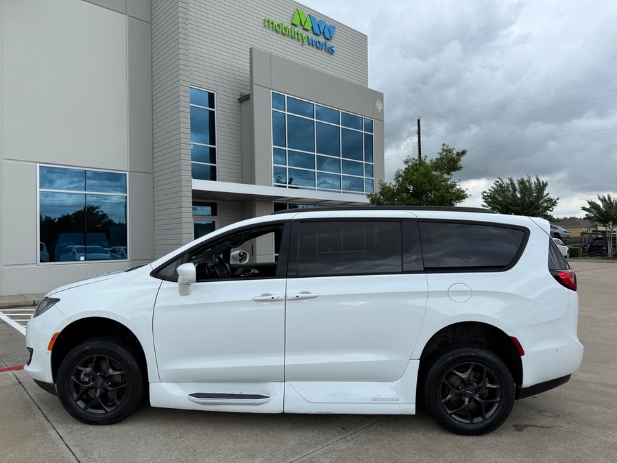 White Chrysler Pacifica image number 5
