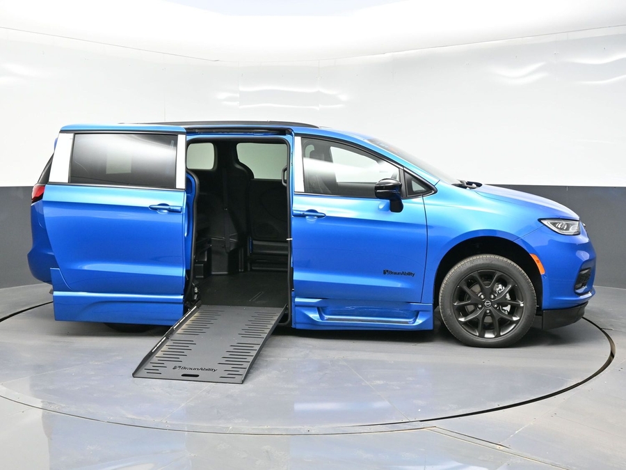 New 2026 Chrysler Pacifica Select Sport - BraunAbility Side Entry Entry Fold Out Automatic Ramp