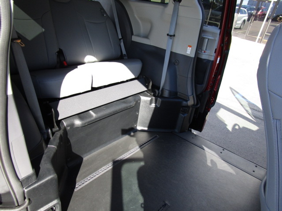 New 2026 Toyota Sienna Hybrid XLE Add - BraunAbility Side Entry Entry In Floor Automatic Ramp