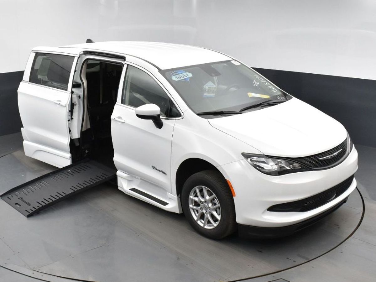 White Chrysler Voyager image number 13
