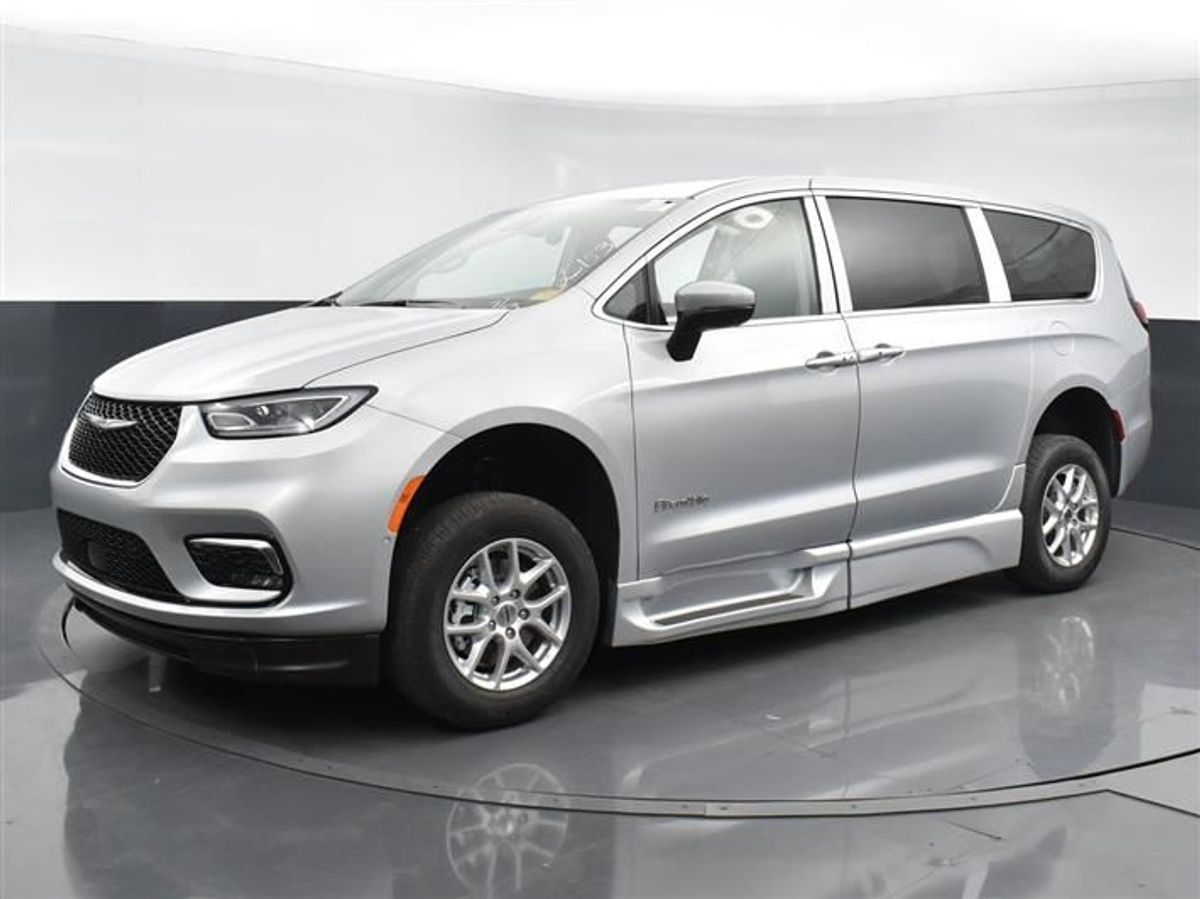 Silver Chrysler Pacifica image number 8