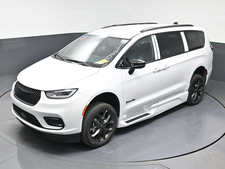 White Chrysler Pacifica image number 20