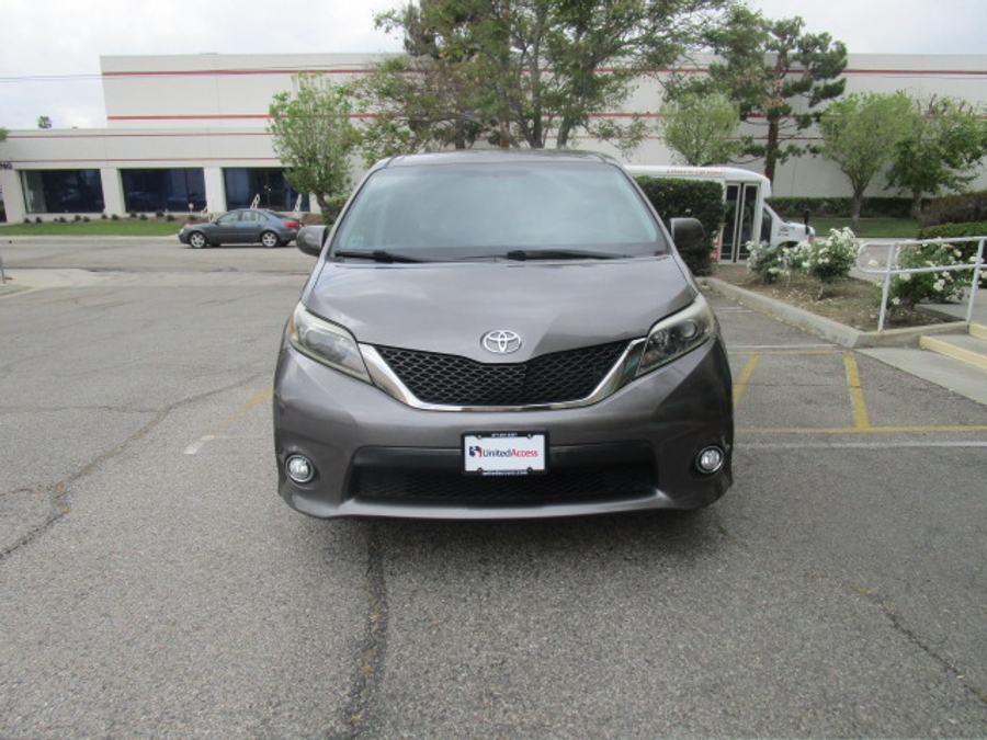 Used 2016 Toyota Sienna SE - BraunAbility Side Entry Entry Fold Out Automatic Ramp