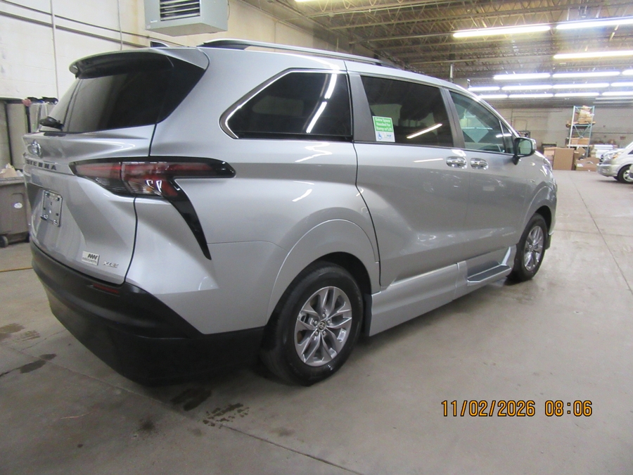 Silver Toyota Sienna image number 11