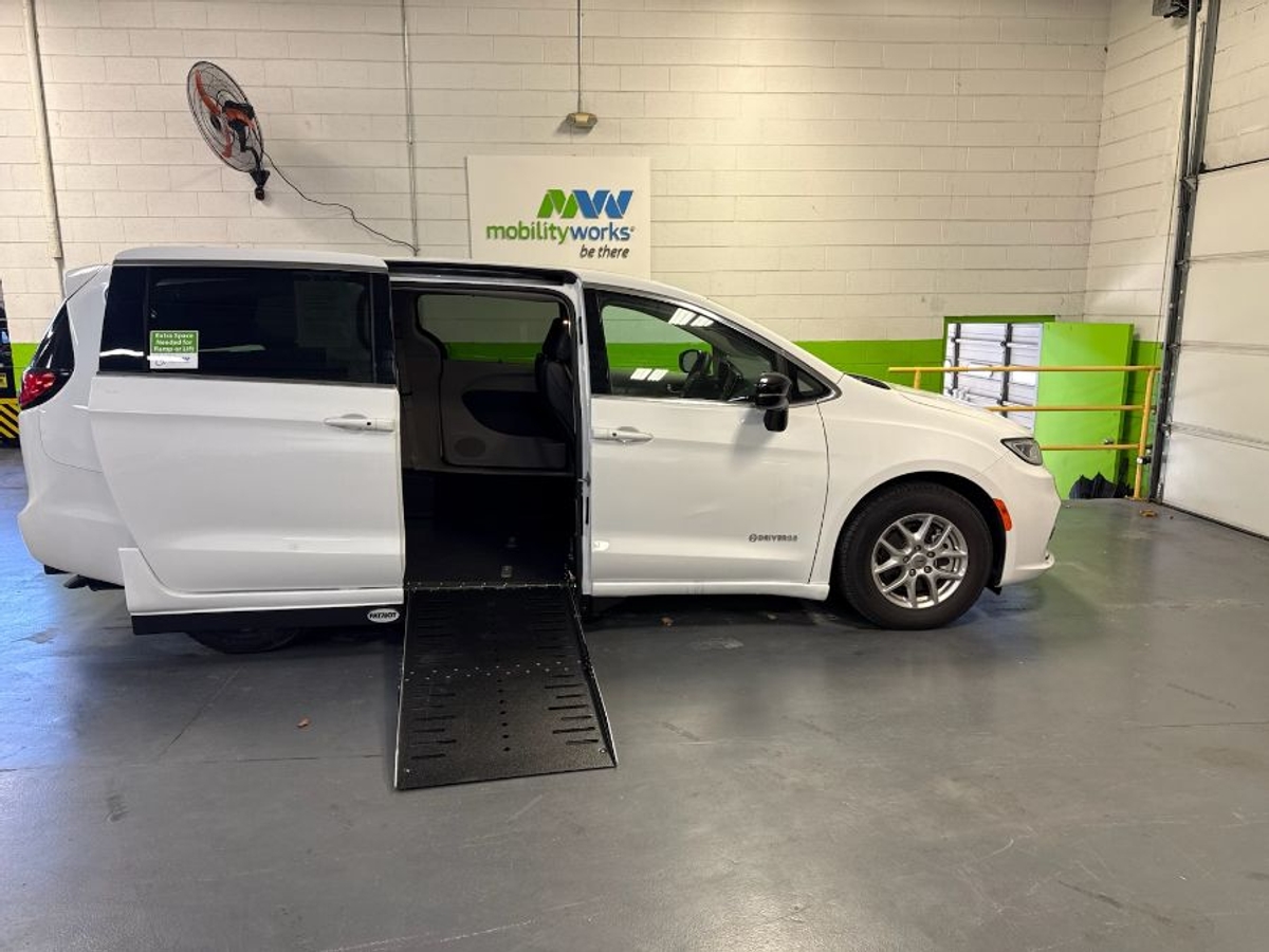 2024 CHRYSLER PACIFICA - Image 1