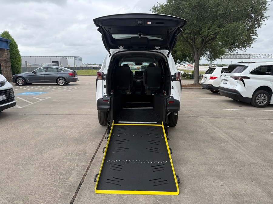 New 2026 Toyota Sienna Hybrid LE - Vantage Mobility Rear Entry Entry Fold Out Manual Ramp