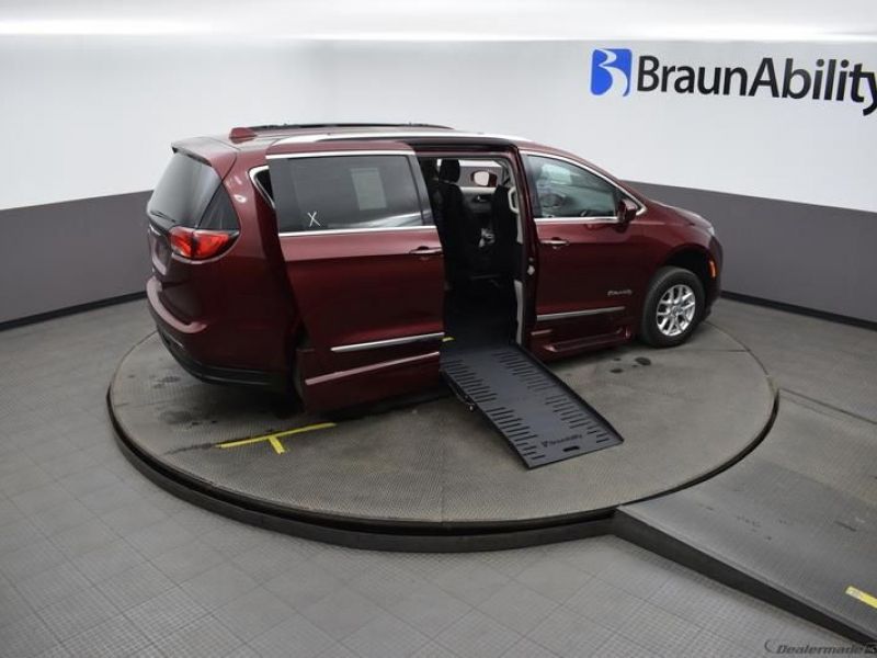 Número de imagen rojo Chrysler Pacifica 5
