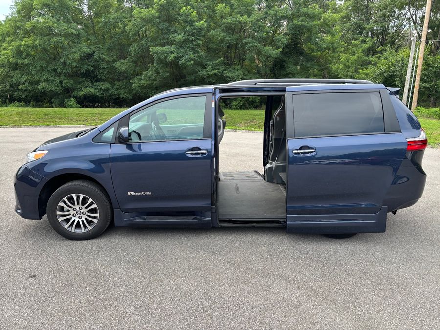 Used 2020 Toyota Sienna XLE - BraunAbility Side Entry Entry Fold Out Automatic Ramp