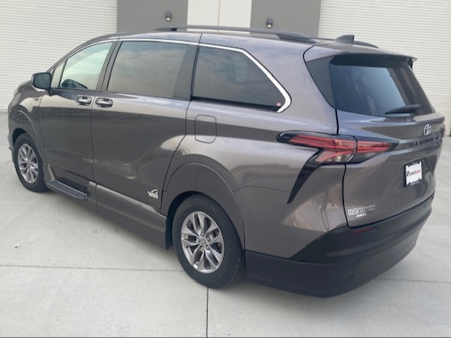 Used 2022 Toyota Sienna XLE AWD - VMI Side Entry In Floor Automatic Ramp