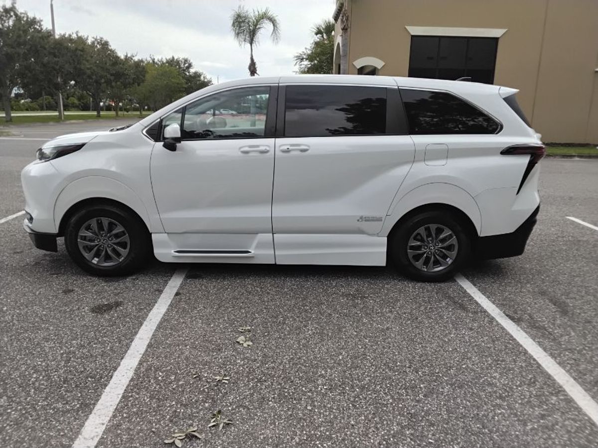 2022 TOYOTA SIENNA - Image 13