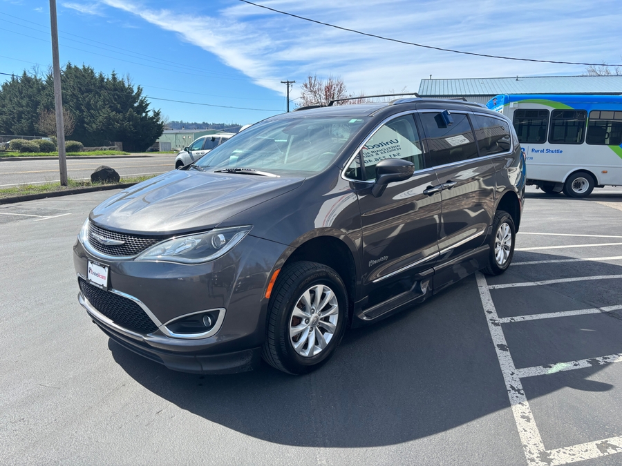 Used 2019 Chrysler Pacifica Touring L - BraunAbility Side Entry Entry Fold Out Automatic Ramp