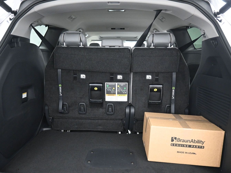 New 2026 Toyota Sienna Hybrid XLE Base - BraunAbility Side Entry Fold Out Automatic Ramp