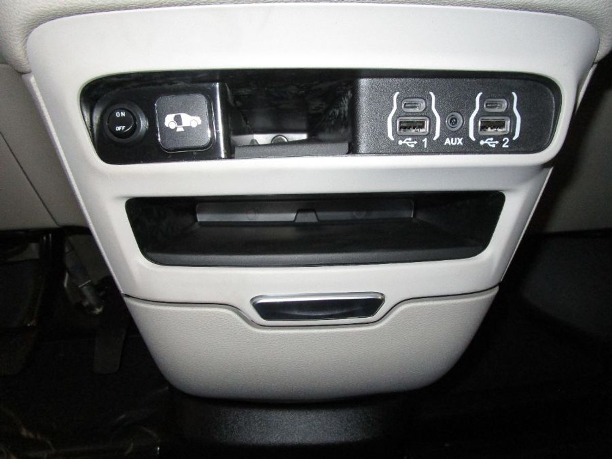 Silver Chrysler Pacifica image number 10