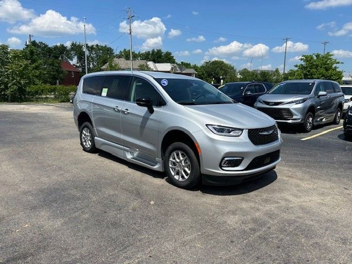 Silver Chrysler Pacifica image number 1