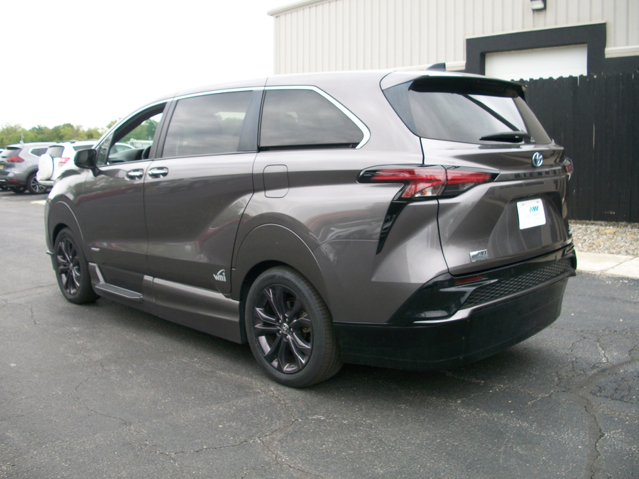 Grey Toyota Sienna image number 6