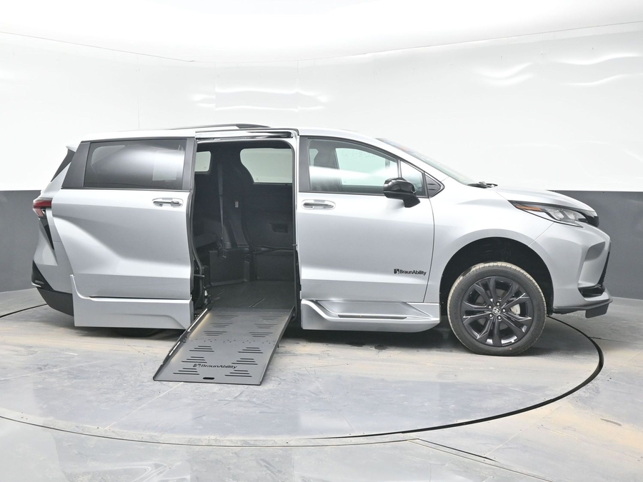 Silver Toyota Sienna image number 7