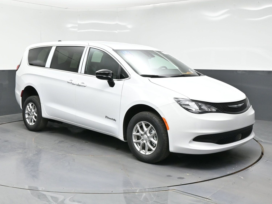 White Chrysler Voyager image number 7