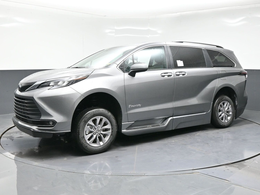 2026 Toyota Sienna XLE 7-Passenger Hybrid FWD's photo