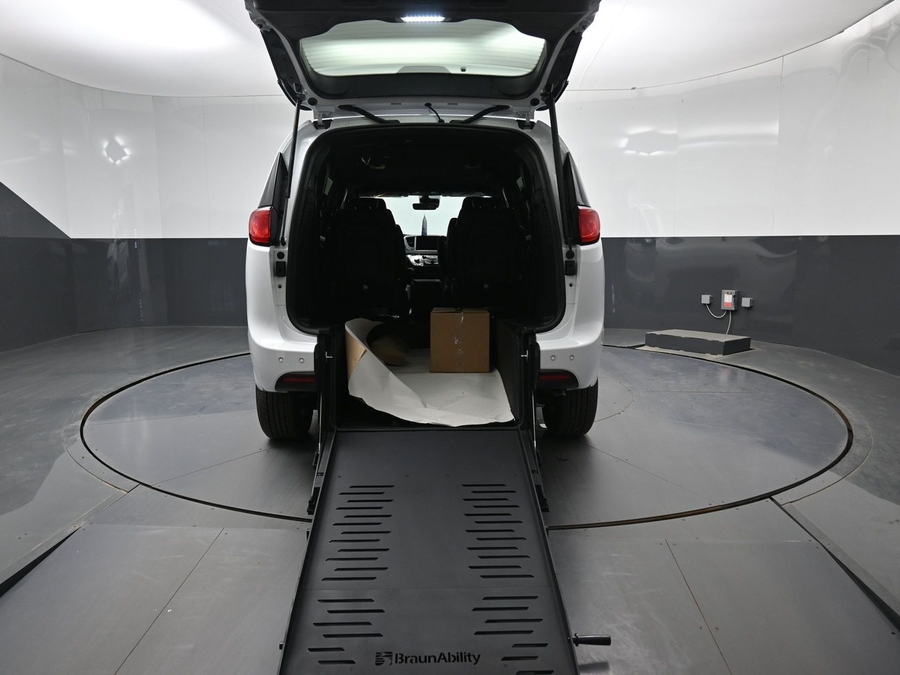 White Chrysler Voyager image number 9