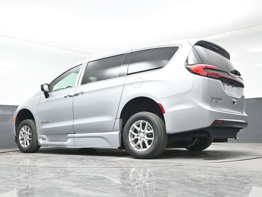 Silver Chrysler Pacifica image number 12