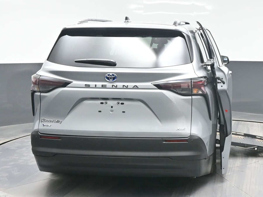 Silver Toyota Sienna image number 5