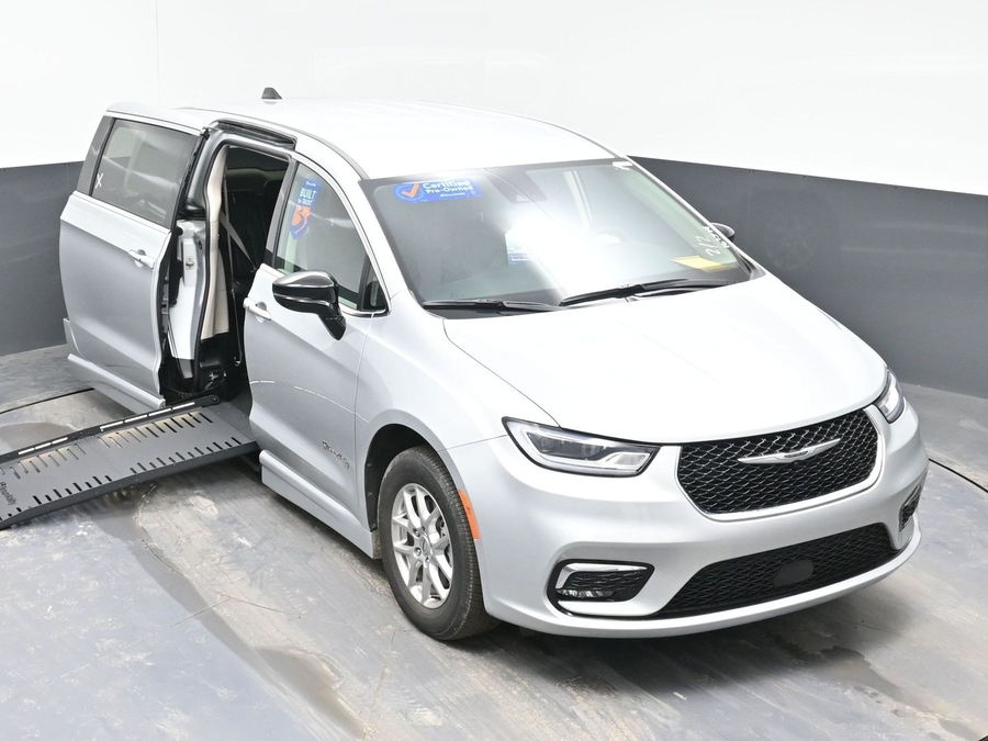 Used 2024 Chrysler Pacifica Touring L - BraunAbility Side Entry Entry Fold Out Automatic Ramp