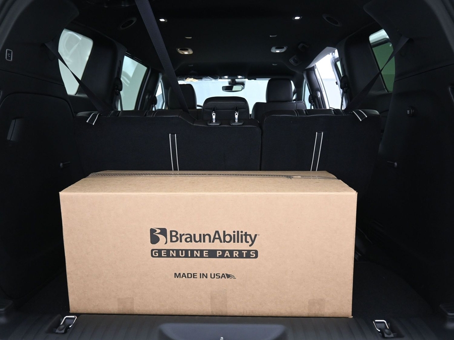 White Chrysler Pacifica image number 11