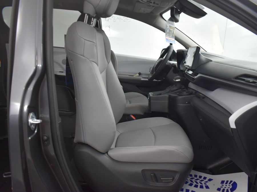 New 2025 Toyota Sienna Hybrid XLE Base - BraunAbility Side Entry Entry Fold Out Automatic Ramp