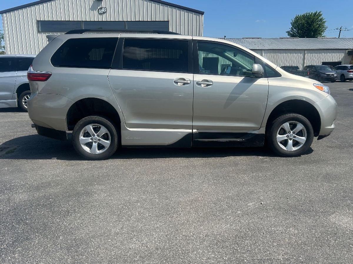 2017 TOYOTA SIENNA - Image 6