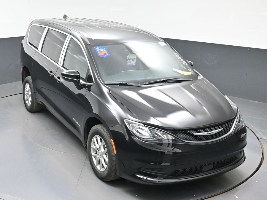 Black Chrysler Voyager image number 21