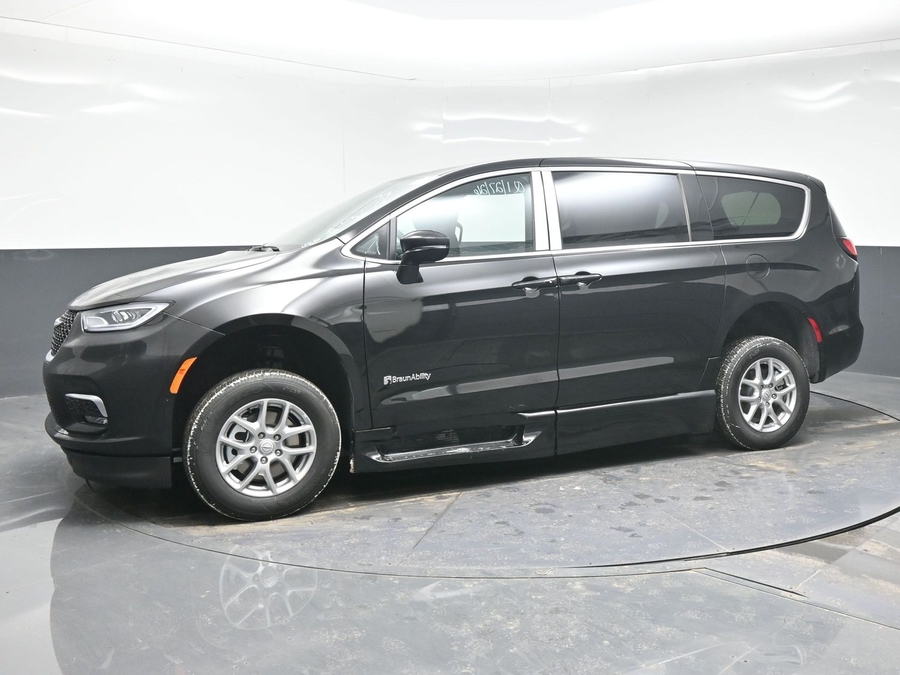 Black Chrysler Pacifica image number 13