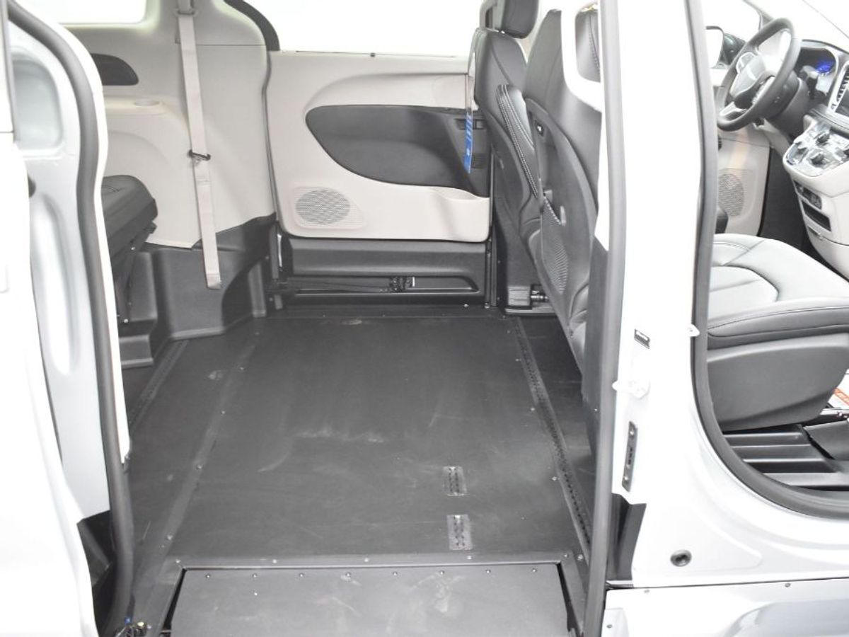 Silver Chrysler Pacifica image number 3