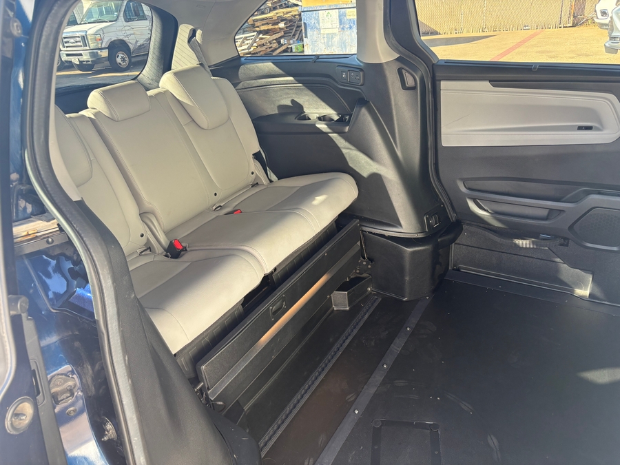 Blue Honda Odyssey image number 9