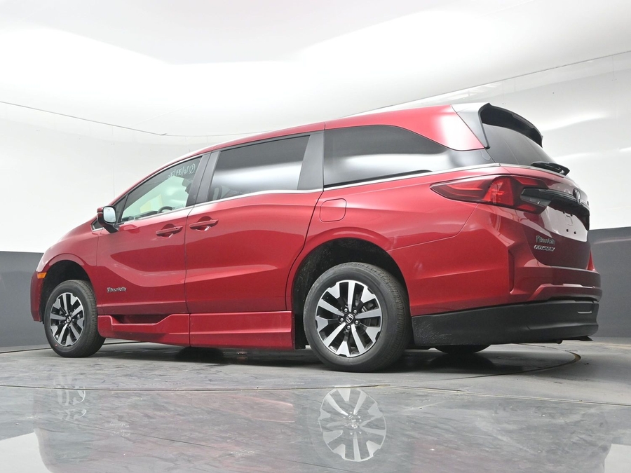 Red Honda Odyssey image number 18