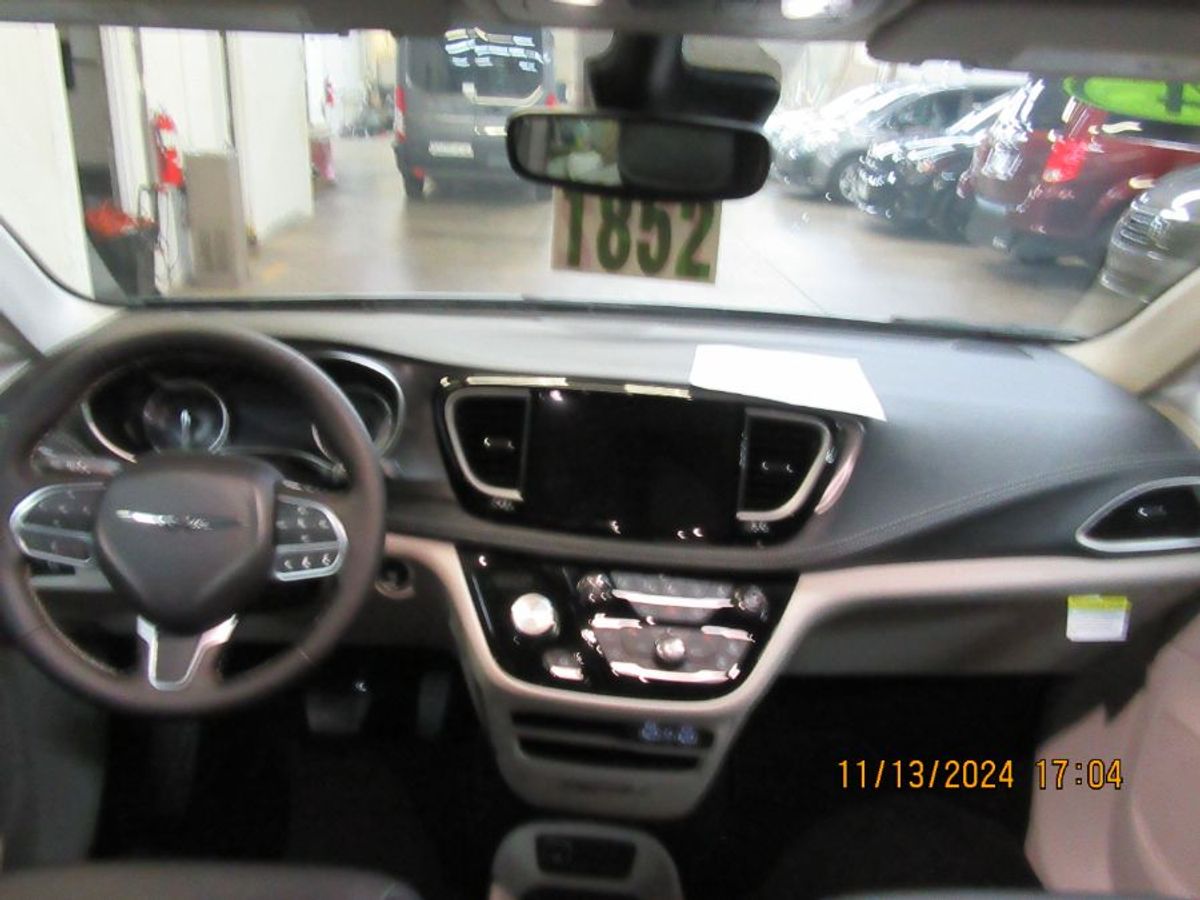 Silver Chrysler Pacifica image number 25