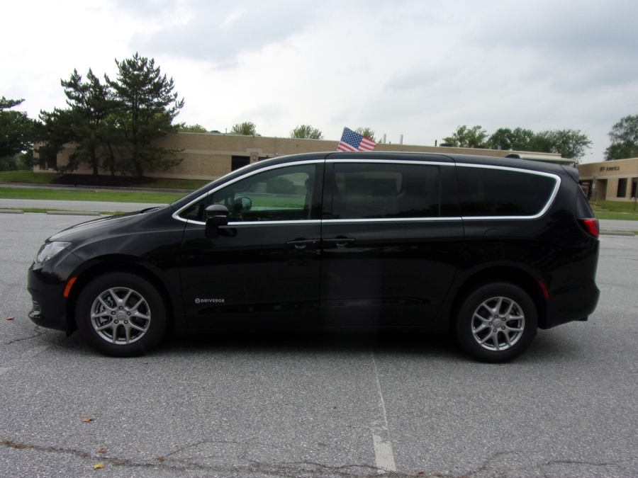 Black Chrysler Voyager image number 2