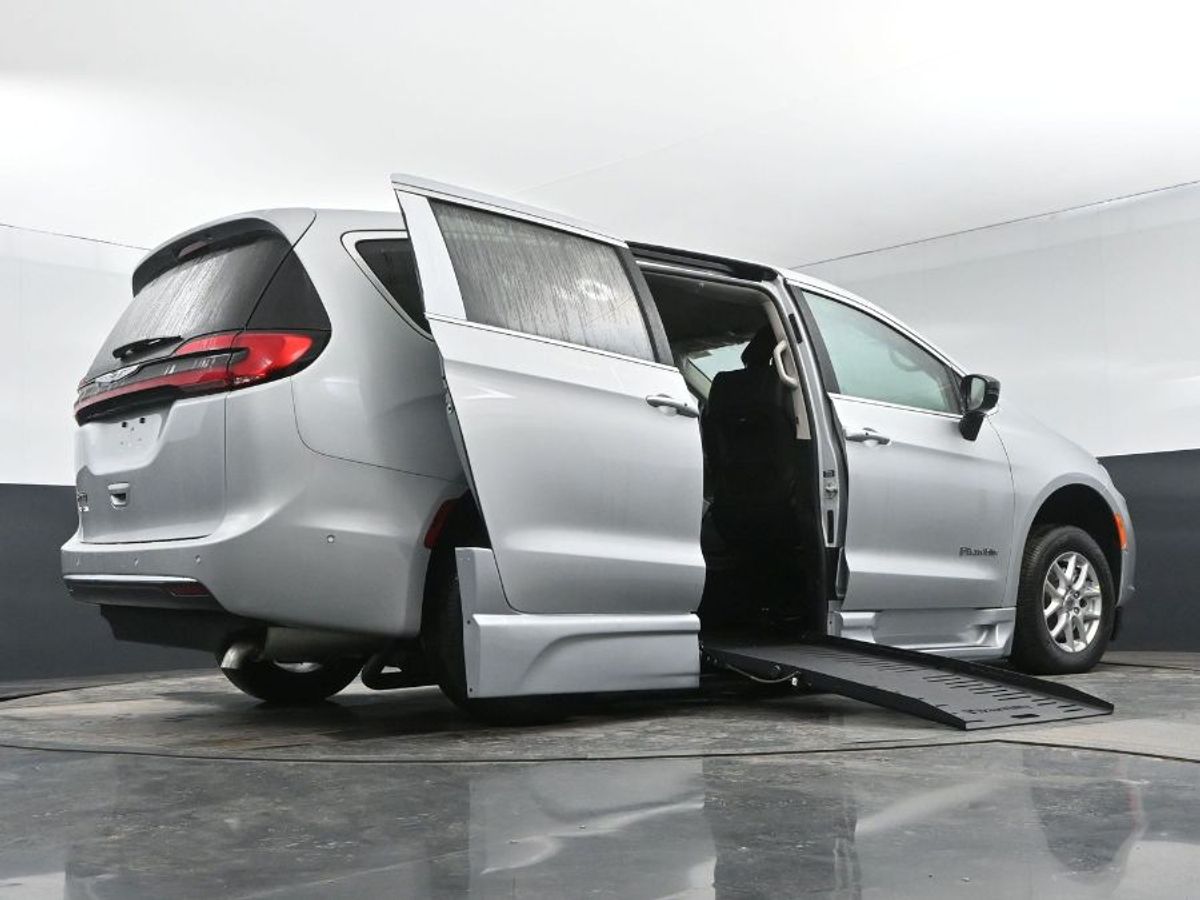 Silver Chrysler Pacifica image number 13