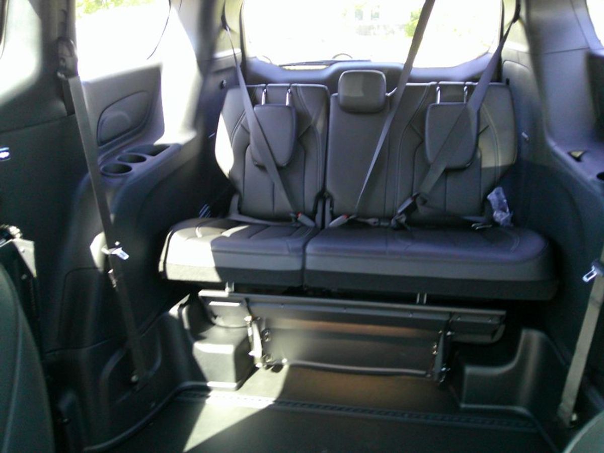 Grey Chrysler Pacifica image number 18