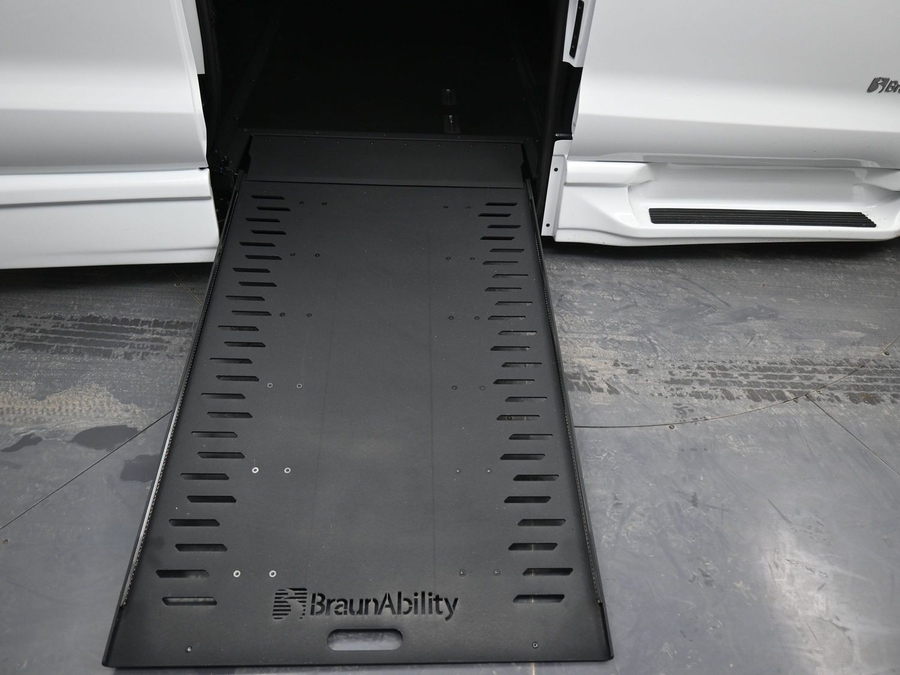 New 2025 Chrysler Pacifica Select Plus - BraunAbility Side Entry Entry In Floor Automatic Ramp
