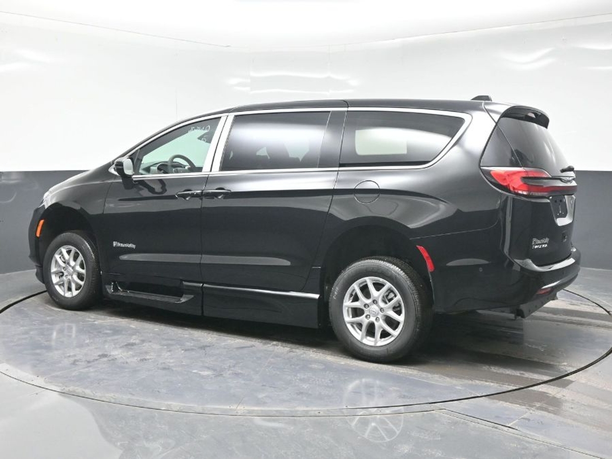 Black Chrysler Pacifica image number 2