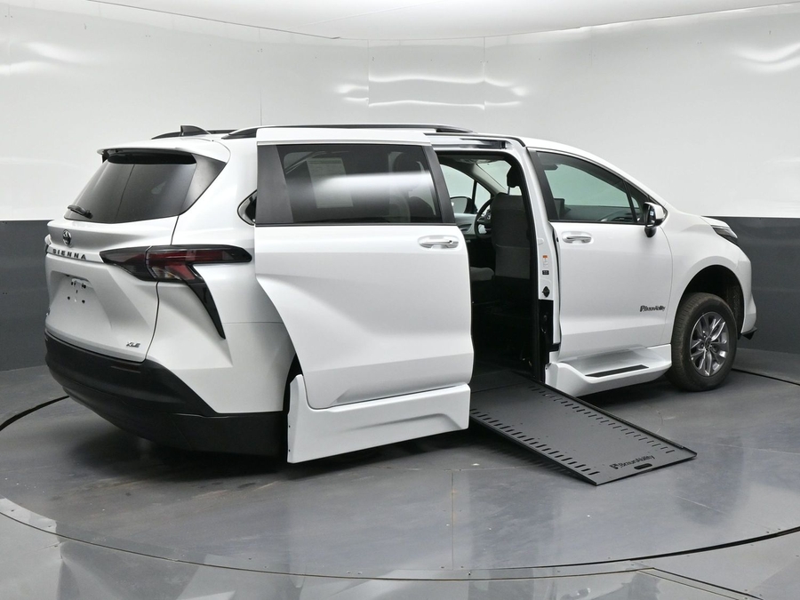 New 2026 Toyota Sienna Hybrid XLE Add - BraunAbility Side Entry In Floor Automatic Ramp