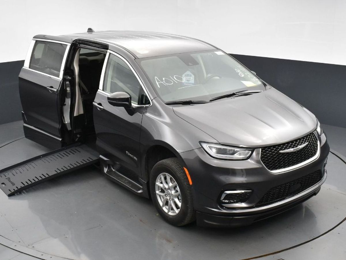 Grey Chrysler Pacifica image number 2