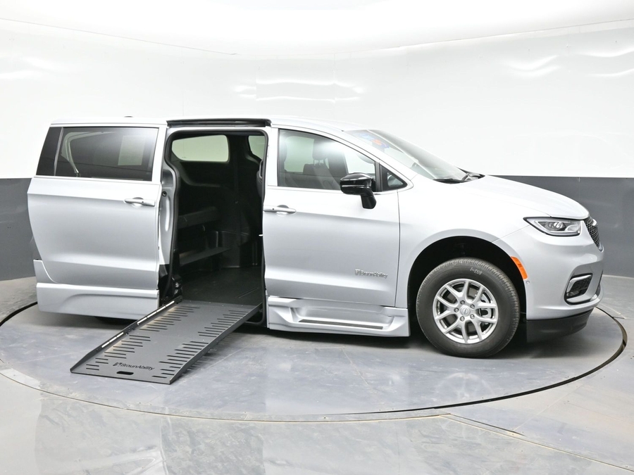 Silver Chrysler Pacifica image number 7