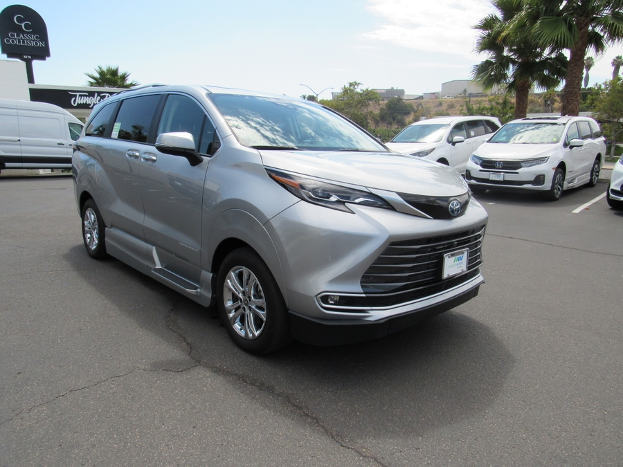 Silver Toyota Sienna image number 2
