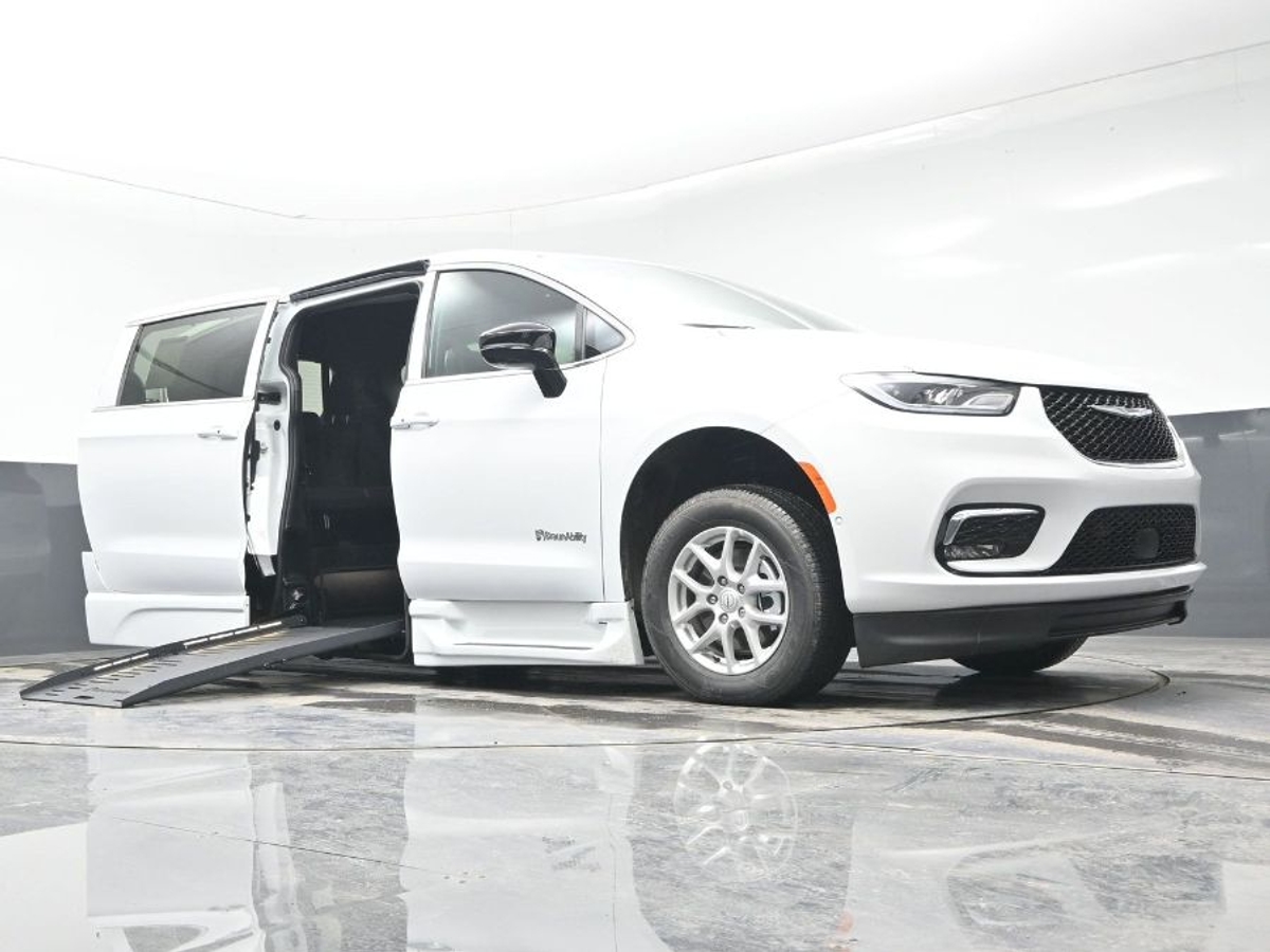 White Chrysler Pacifica image number 18