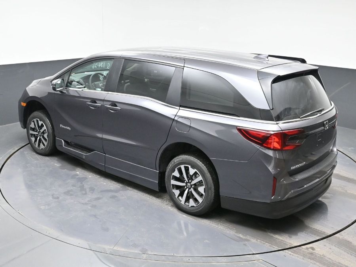 Grey Honda Odyssey image number 24